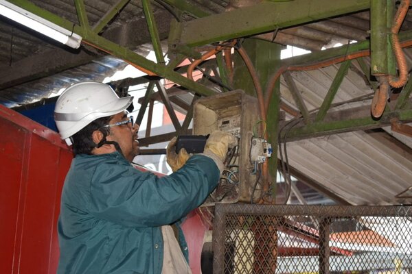 Revisan conexiones eléctricas en el Mercado 4 - ADN Digital