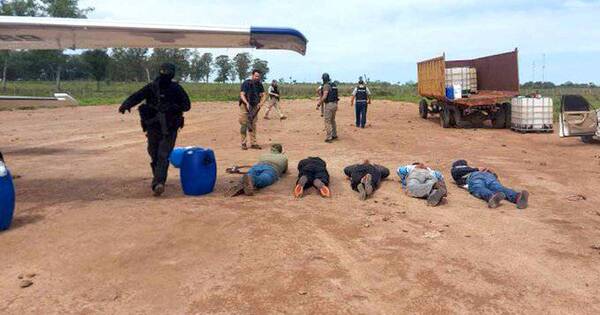 La Nación / Detuvieron a 5 personas con 400 kilos de cocaína