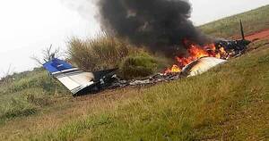 La Nación / Avioneta se incendió y ocupantes escapan