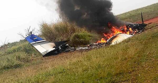 La Nación / Avioneta se incendió y ocupantes escapan