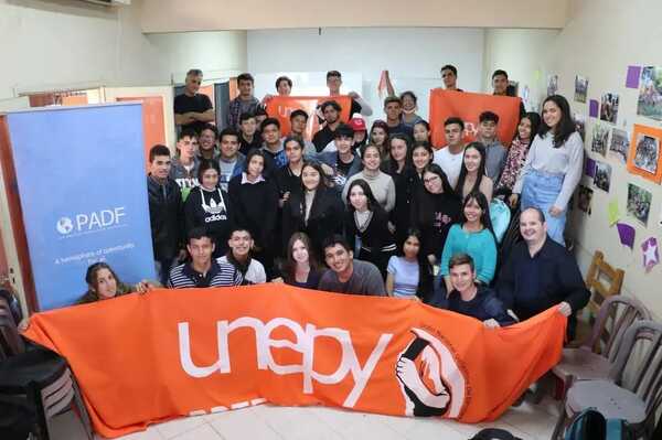 Estudiantes exigen inclusión de libros de texto en la educación | 1000 Noticias