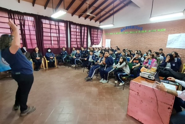 Enseñan a alumnos a cuidar el ambiente y a respetar reglas de tránsito | Lambaré Informativo