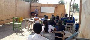 Diario HOY | Miserable: "Escuelas" de Abdo, sin techo y con paredes de terciada