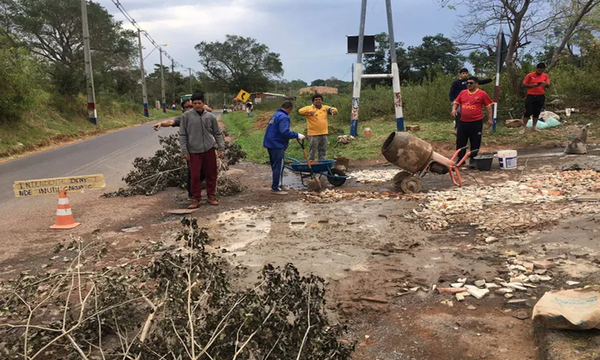En Areguá los vecinos tapan zanjón y dejan un fuerte mensaje al intendente - OviedoPress