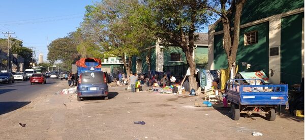 Otras 80 familias indígenas llegaron a Asunción y se instalaron frente al Indi - Nacionales - ABC Color