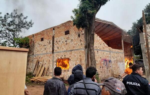 Voraz incendio consume carpintería en Caaguazú – Prensa 5