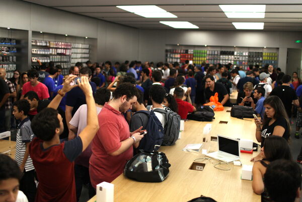 Brasil prohíbe a Apple seguir vendiendo el iPhone sin cargador - MarketData