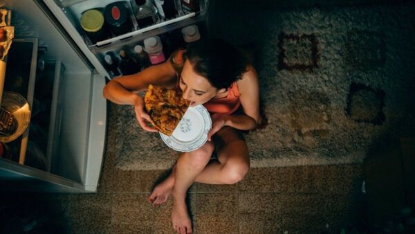 Si te gusta comer de noche, podría ser por un trastorno