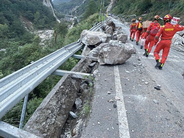 Ya son 66 los muertos por el sismo en China y sigue la búsqueda entre los escombros