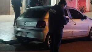 Balean el automóvil de un alumno frente a un colegio