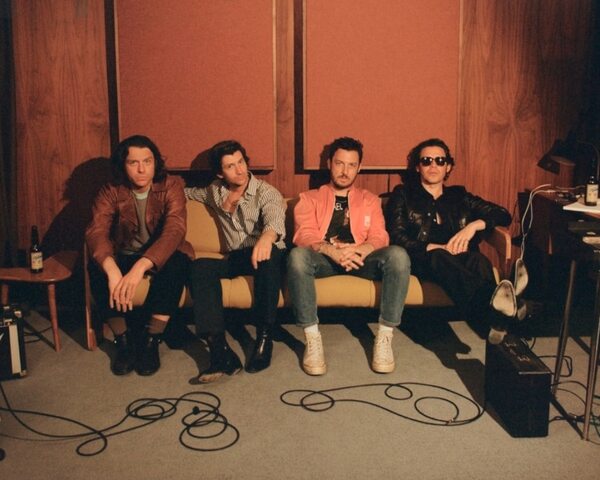 Los Arctic Monkeys presentan “There’d Better Be A Mirrorball”