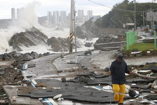 El tifón Hinnamnor golpeó con fuerza Corea del Sur y Japón con vientos de hasta 133 kilómetros por hora - .::Agencia IP::.