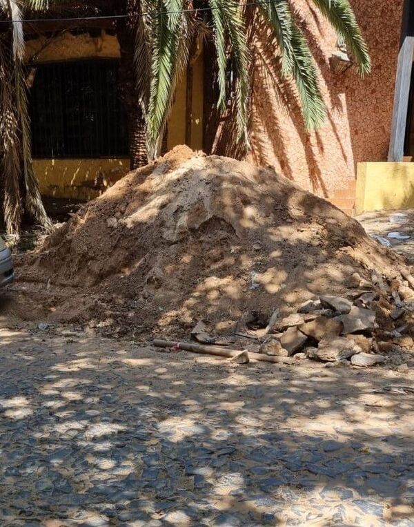 Essap deja montículos de arena y una calle destrozada en Asunción - Crónicas Ciudadanas - ABC Color