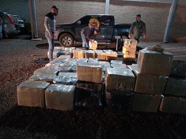 SENAD interceptó un camión que transportaba marihuana entre postes de madera