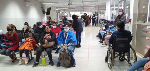 Sobrecargado hospital de Ciudad del Este no da abasto y genera gastos a usuarios - ABC en el Este - ABC Color