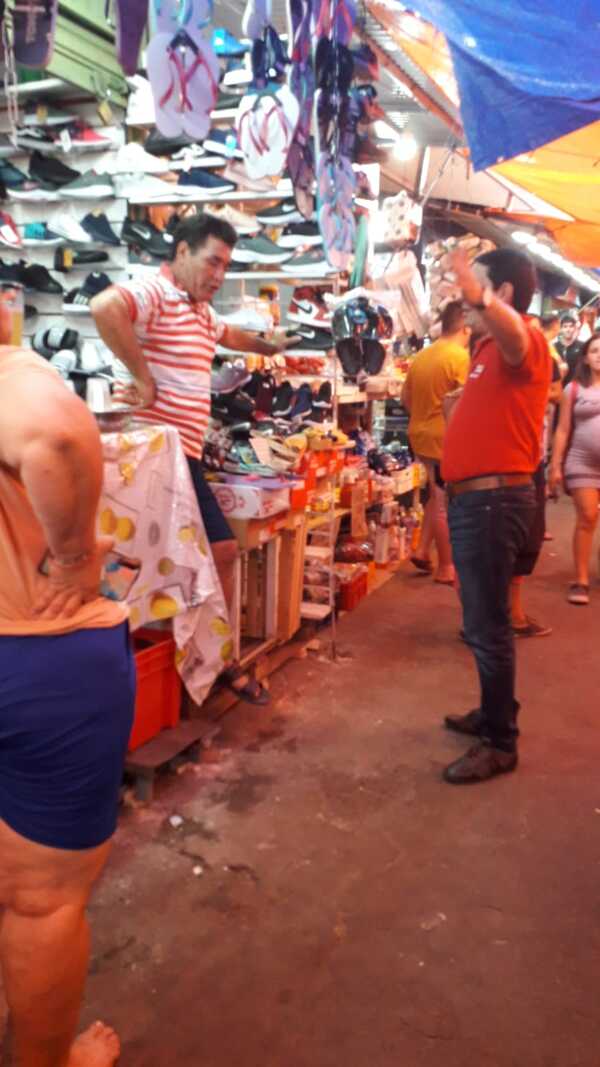 Turba impidió desalojo en el Mercado 4 | 1000 Noticias