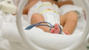 Bebé muere por deshidratación grave; sus padres lo llevaron tarde al hospital - Noticiero Paraguay