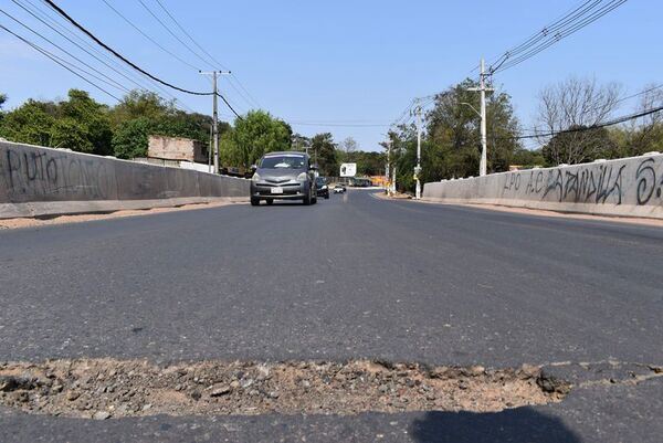 Aparecen enormes grietas en la cabecera de puente habilitado el año pasado en San Antonio - Nacionales - ABC Color