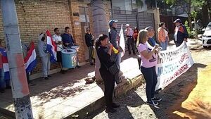Quinieleros se manifiestan frente a Conajzar en reclamo por pagos