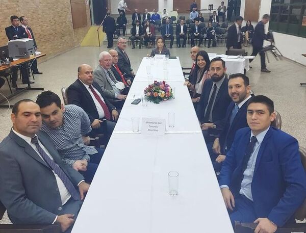 Derecho UNA: 27 de los 69 docentes desvinculados podrían ser restituidos - Nacionales - ABC Color