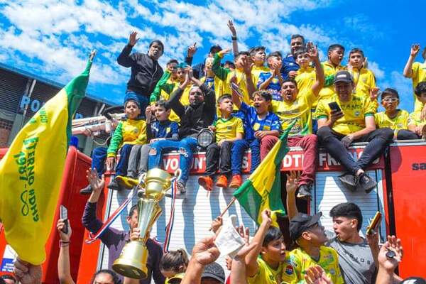 Monumental recibimiento del plantel franqueño C9 campeón - La Clave