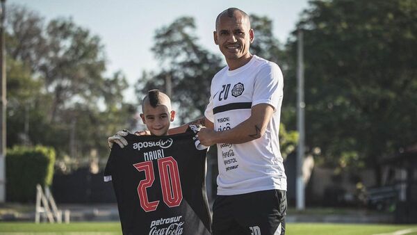 Sergio Otalvaro le regaló su camiseta a Otalvarito