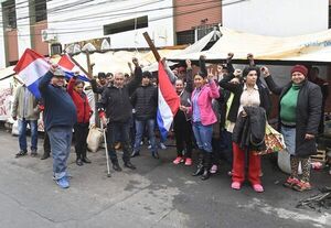 Campesinos de Colonia Santa Lucía siguen encarpados frente al Indert - Nacionales - ABC Color
