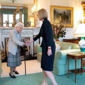 Liz Truss ya es la nueva primera ministra británica: se espera que anuncie un congelamiento de tarifas | 1000 Noticias