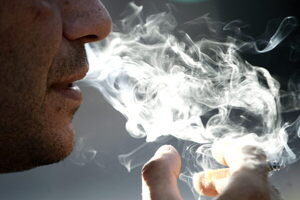 Uruguay cambia la reglamentación antitabaco y permite distintivos en los cigarrillos - MarketData
