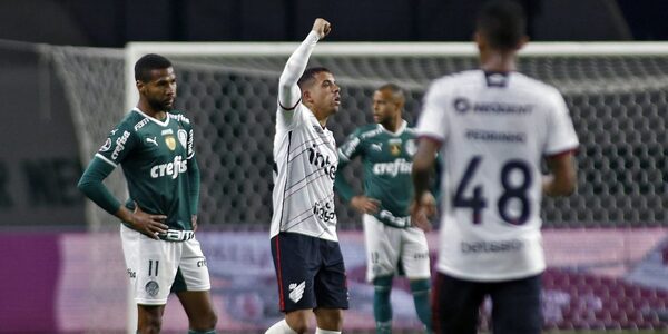 A pesar del gol de Gómez, Paranaense elimina al bicampeón Palmeiras y está en la final