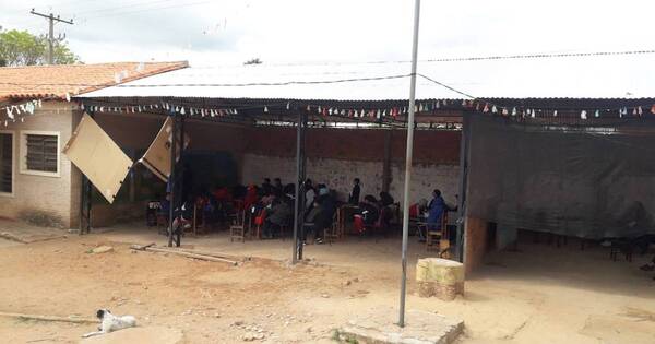 La Nación / Padres de Limpio levantaron galpones con chapa y media sombra para clases