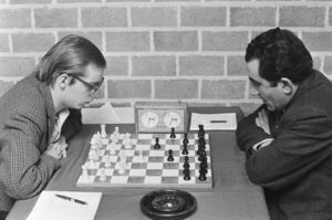 Ajedrez por Zenón Franco: Partidas Memorables (194), Robert Huebner vs. Tigran Petrosian, Sevilla 1971 - Polideportivo - ABC Color