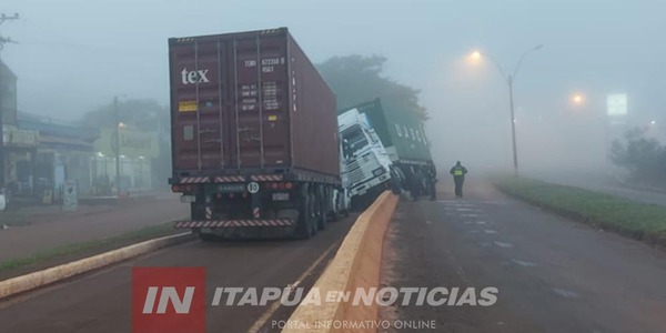 QUERÍA ESTACIONAR SU CAMIÓN Y TERMINÓ SOBRE EL CORDÓN DIVISORIO DE LA RUTA 6