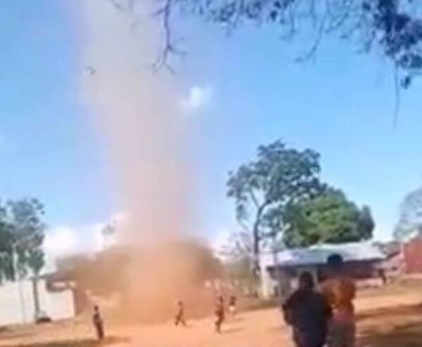 Crónica / [VIDEO] Torbellino causó susto al formarse de la nada en una canchita