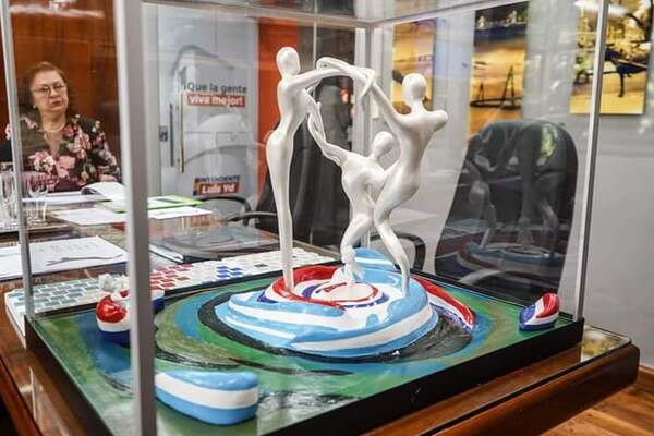 Eligen escultura que representa la solidaridad Paraguayo-Argentina