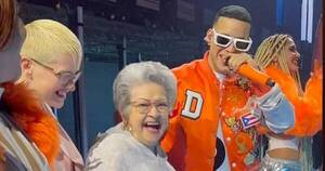 La Nación / Daddy Yankee subió a una abuelita al escenario