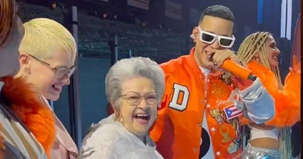 La Nación / Daddy Yankee subió a una abuelita al escenario