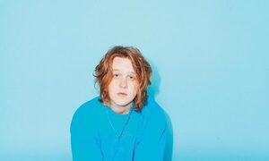Lewis Capaldi usa botox para tratar el Tourette