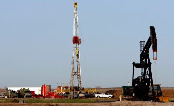 El precio del barril de petroleo cayó a menos de 84 dólares por primera vez desde la invasión rusa a Ucrania - .::Agencia IP::.