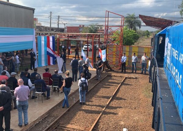 Después de siete años volvió a reactivarse el servicio del tren internacional Posadas — Encarnación - .::Agencia IP::.