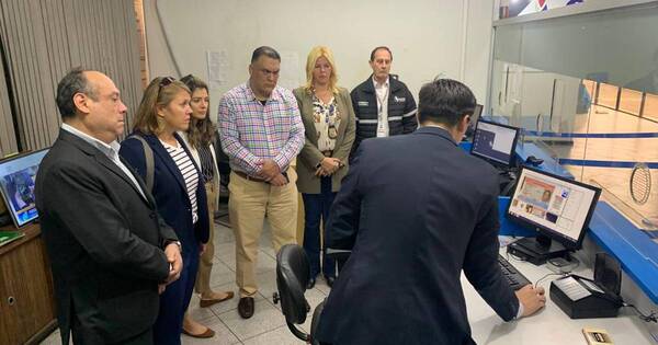 La Nación / Cónsul de EEUU verificó sistema de control fronterizo de Migraciones en CDE