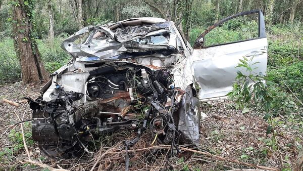 Conductor se salva tras el fuerte impacto de su rodado en Itapúa