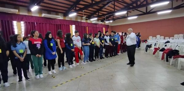 Estudiantes se capacitan en Estrategia Familias Saludables