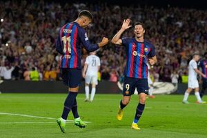 Lewandowski se regala un triplete en su estreno europeo con el Barça - Fútbol Internacional - ABC Color