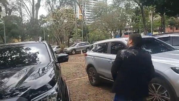 Concejal de CDE es atacado a huevazos y responsabiliza a Prieto