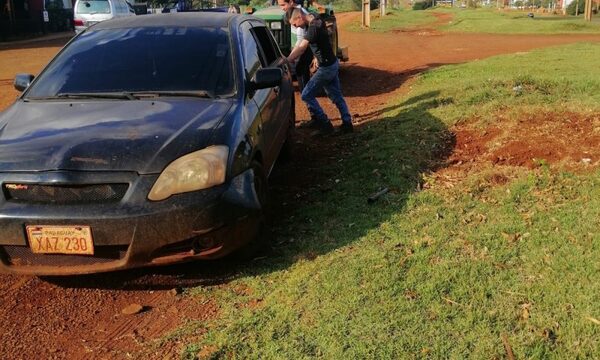 Hurtan vehículo de docente frente a escuela