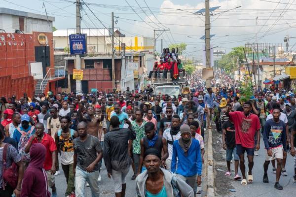 Miles de haitianos protestan contra el alto costo de los alimentos y los combustibles
