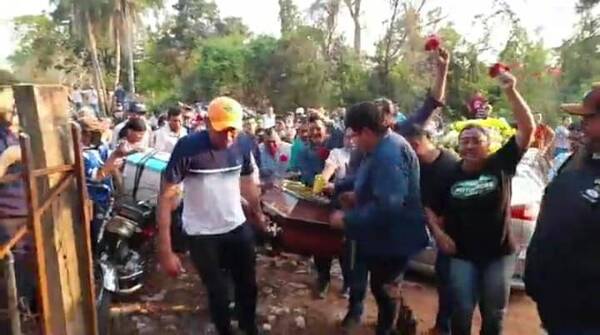 Crónica / Dolor e impotencia en el último adiós al periodista Humberto Coronel
