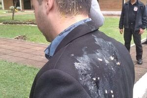 Atacan a huevazos a concejal colorado en Ciudad del Este - Política - ABC Color