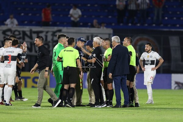 Olimpia-Libertad interrumpido por hechos violentos en las gradas